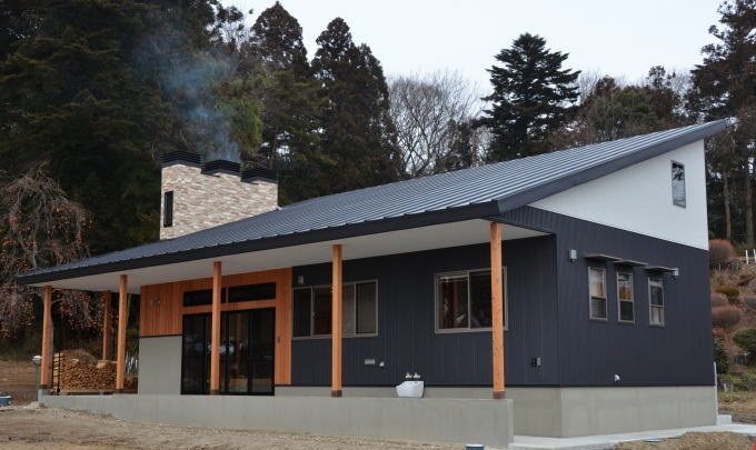 煙突のあるログハウス調の家 写真