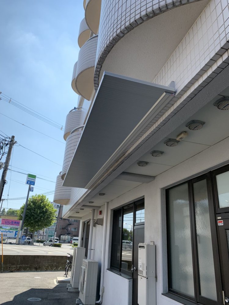 庇を取り付けました。