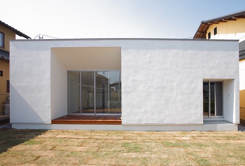 白壁が映えるお家🏠