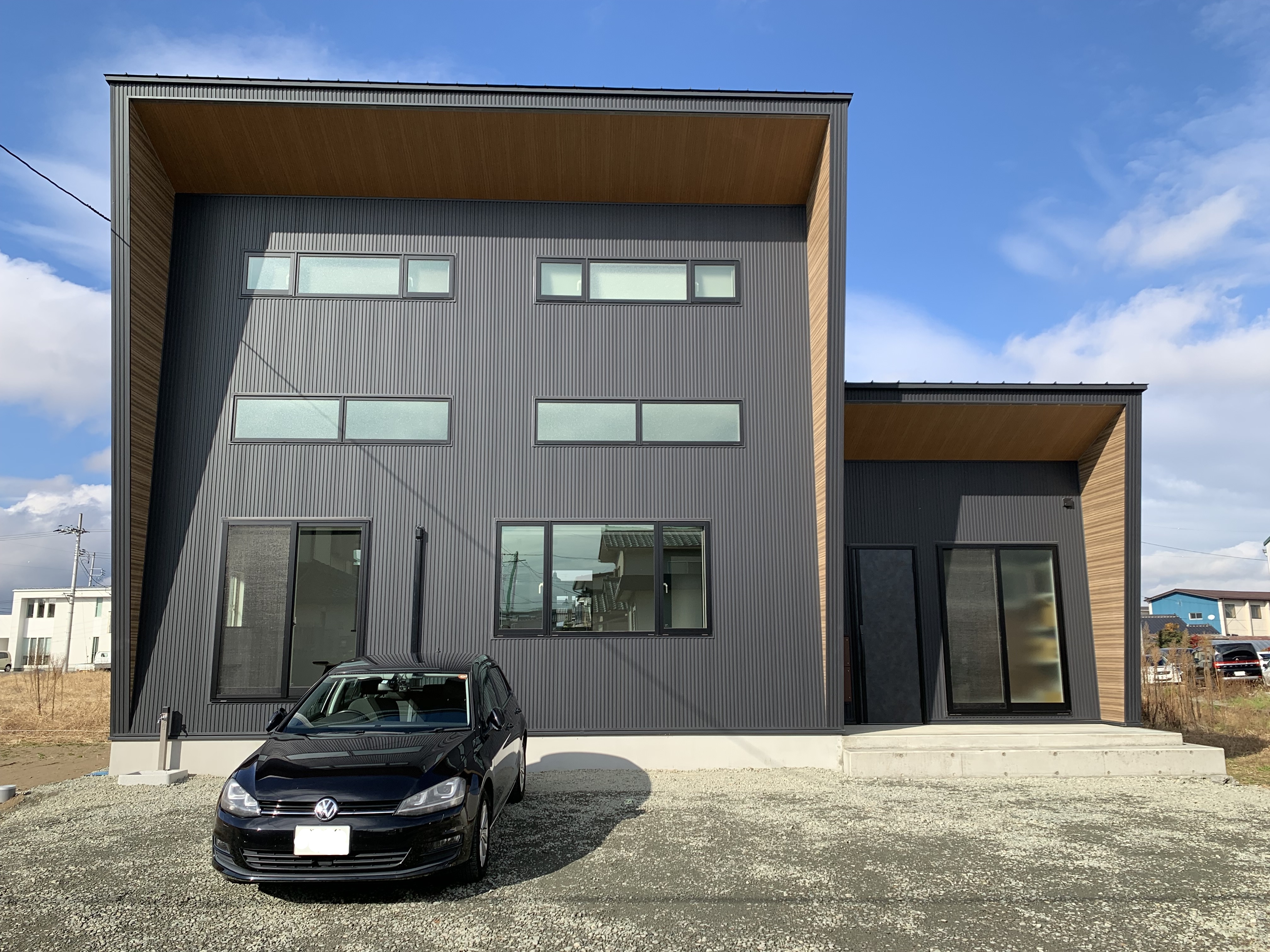 空に軒を伸ばす家 写真